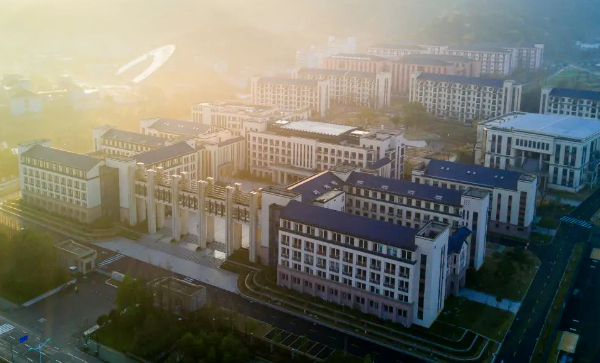 杭州外國語學校2025年招生信息（學費、課程、招生人數）