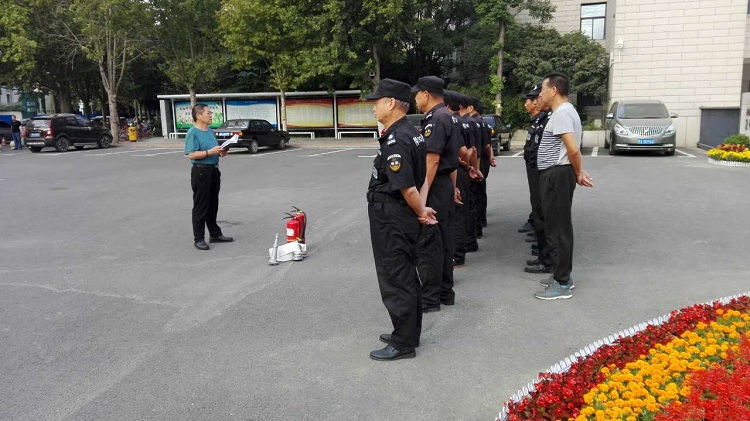 深入推進(jìn)平安校園建設(shè) 科學(xué)維護(hù)校園治安秩序---鄭州中學(xué)舉行保安人員安全技能培訓(xùn)會
